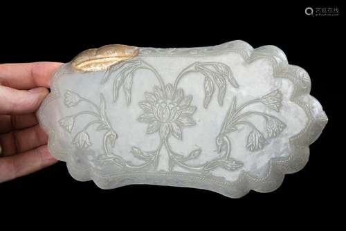 A MUGHAL STYLE TRANSLUCENT 'CHRYSANTHEMUM' FOLIATE DISH Chin...