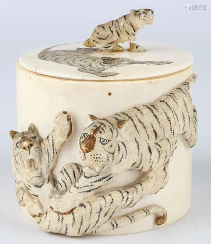 Japan Meiji-Zeit Elfenbein Deckeldose mit Tigern, ivory box ...