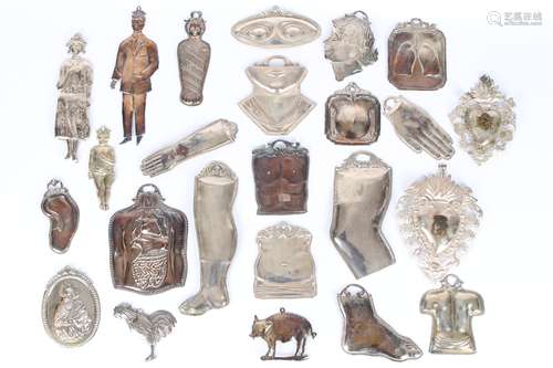 24 Votivgaben, überwiegend in Silber, 24 votive offerings,