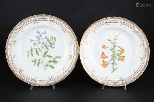 Royal Copenhagen Flora Danica 2 Speiseteller 3549, dining pl...