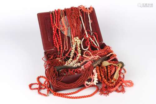 37 Korallenketten, coral necklaces,