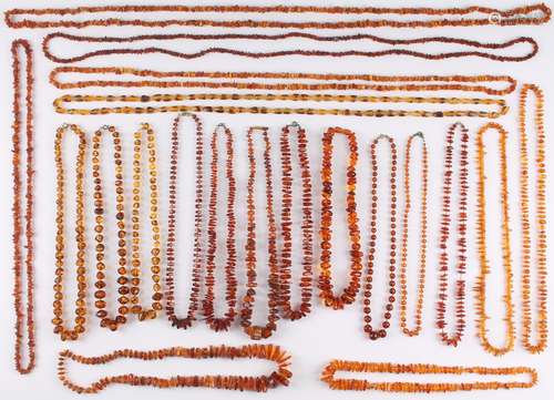 20 Bernsteinketten Amber, necklaces,