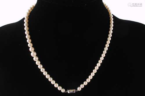 Perlenkette mit 585 Goldverschluß und zwei Diamanten, pearl ...