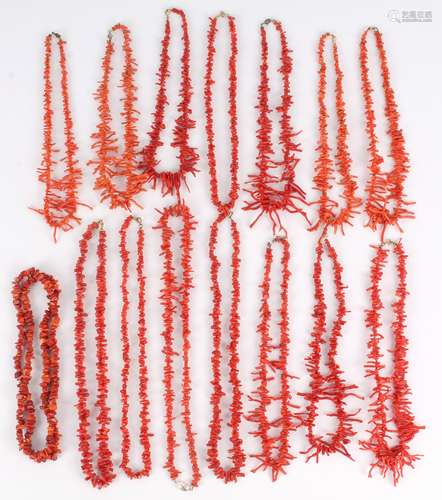 15 Korallenketten, coral necklaces,