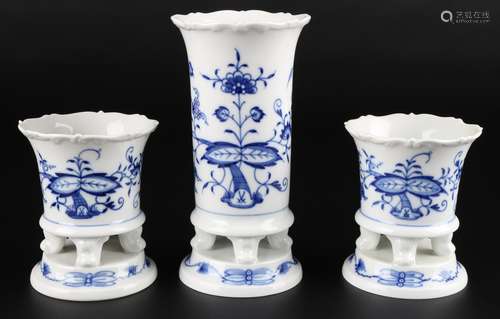 Meissen 3 Tatzen-Vasen Zwiebelmuster, vases with paws,