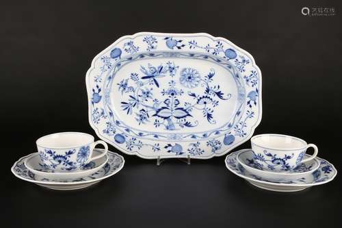 Meissen Zwiebelmuster 2 Teegedecke mit Platte, tea cups with...