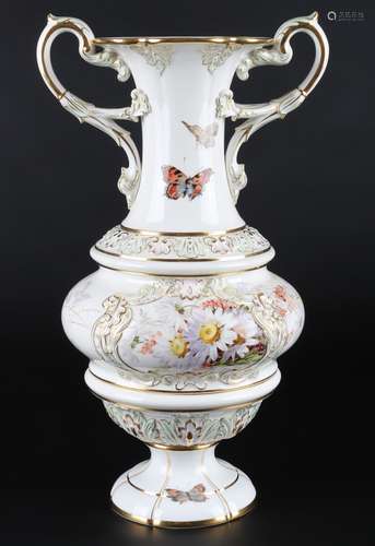 Meissen Henkelvase mit Blumenbukett, porcelain vase with han...