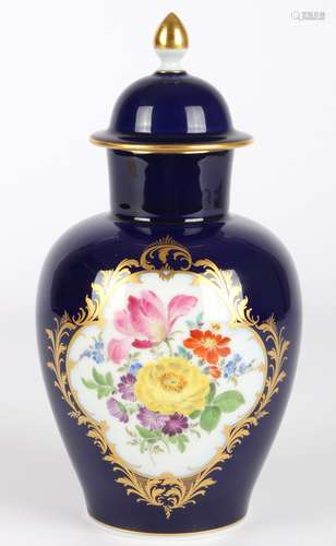 Meissen Deckelvase Blumenbukett, porcelain vase with handles...