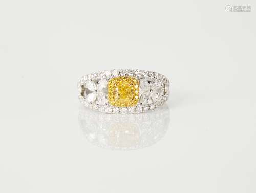 18K金鑲嵌鑽石和黃鑽戒指