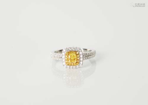 18K金鑲嵌鑽石和黃鑽方形戒指