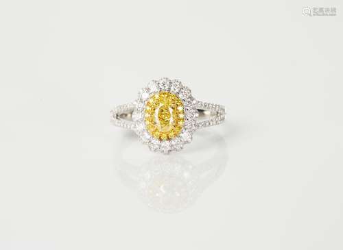 18K金鑲嵌鑽石和黃鑽圓形戒指