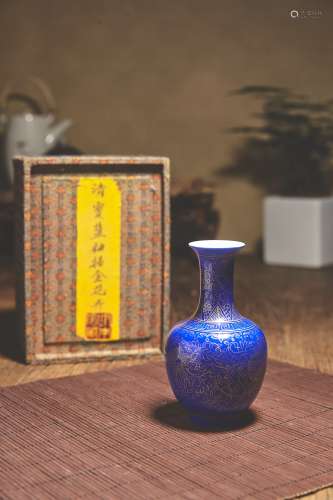 清 寶藍釉描金花卉瓶（故宮鑒藏；阪本家族收藏）