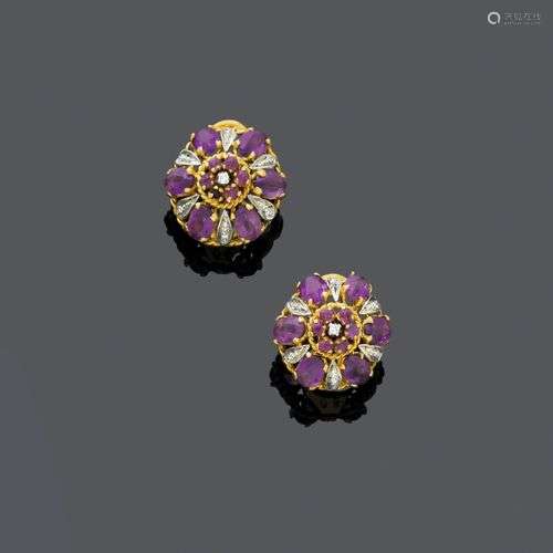 CLIPS D'OREILLES EN AMETHYSTES ET DIAMANTS, vers 1950.Or jau...