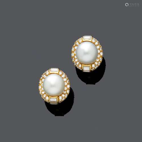 CLIPS D'OREILLES EN PERLES ET DIAMANTS, CARTIER.Or jaune 750...