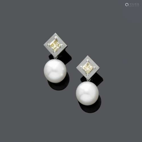 BOUCLES D'OREILLES EN PERLES ET DIAMANTS FANTAISIE. Or blanc...