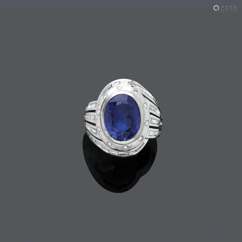 BAGUE POUR HOMME EN SAPHIR DE CEYLAN ET DIAMANT. Or blanc 75...