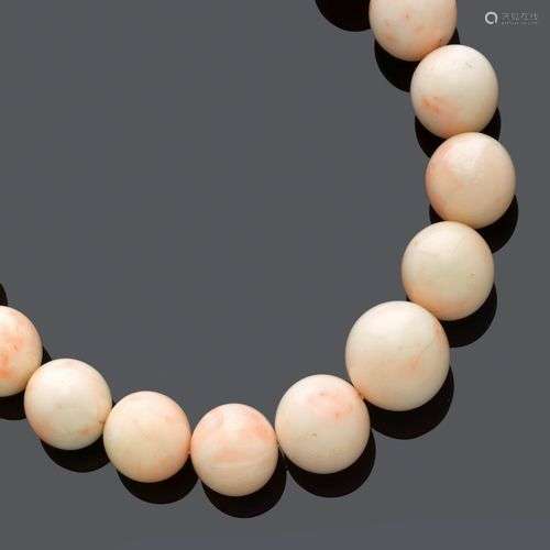 COLLIER CORAL.Collier décoratif composé de 20 perles de cora...