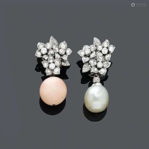 CLIPS D'OREILLES EN PERLE OPALE ET DIAMANT, vers 1950.Or bla...