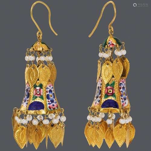 CROCHETS D'OREILLES EN OR QAJAR, Perse, 19e s.Or jaune 916, ...