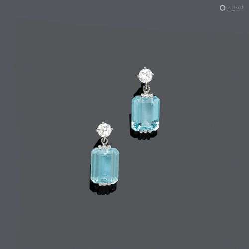 CROCHETS D'OREILLES EN DIAMANT AQUAMARINE, vers 1970.Or blan...