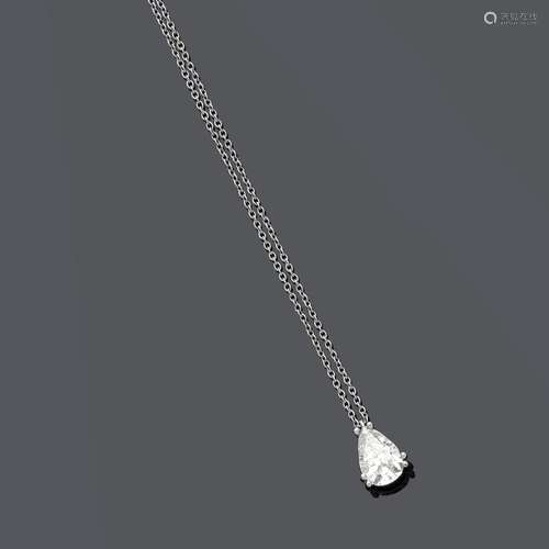 COLLIER DE DIAMANTS.Or blanc 750, 3g. Pendentif solitaire cl...