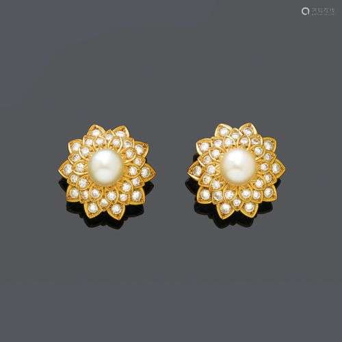 CLIPS D'OREILLES EN PERLES ET DIAMANTS, vers 1970.Or jaune 7...