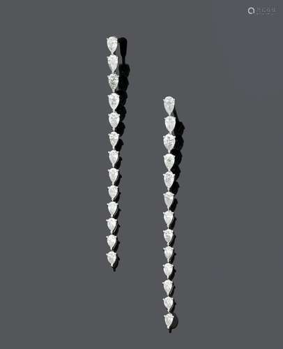 BOUCLES D'OREILLES EN DIAMANT. Or blanc 750, 5g. Attrayantes...