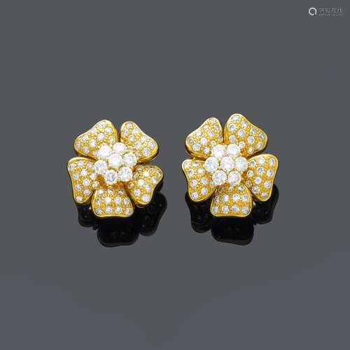 CLIPS D'OREILLES BRILLANTS, vers 1980.Or jaune 750, 23g. Bou...