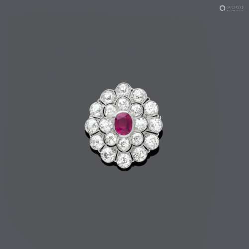 BROCHE DE DIAMANT RUBIS DE BIRMANIE, vers 1910.Platine, 7g. ...