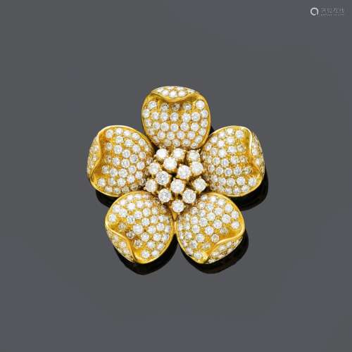 CLIPBROCH à DIAMANTS, vers 1980.Or jaune et blanc 750, 36g. ...