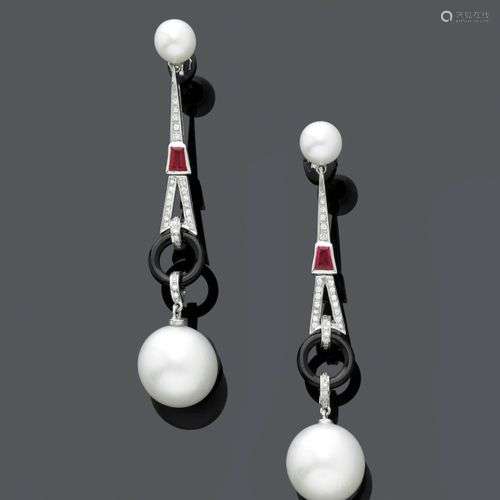 BOUCLES D'OREILLES EN PERLES, RUBIS ET DIAMANTS. Or blanc 75...