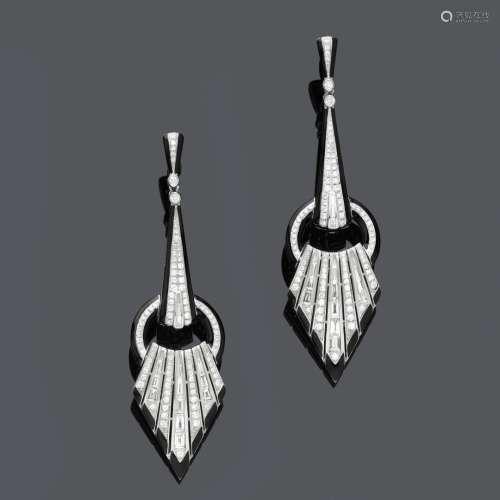 BOUCLES D'OREILLES EN ÉMAIL ET DIAMANTS. Or blanc 750, 14g. ...