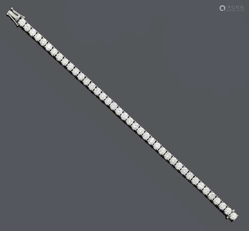 BRACELET EN DIAMANT. Or blanc 750, 18g. Bracelet rivière cla...