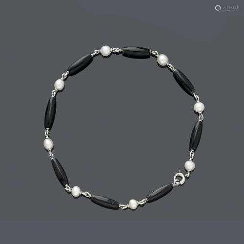 BRACELET EN BILLES D'ONYX, vers 1920.Platine, 4g. Bracelet f...