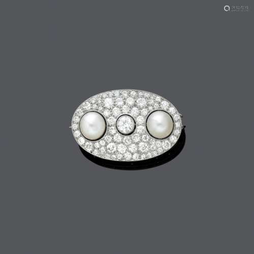 BROCHE DE DIAMANTS EN PERLES NATURELLES, vers 1920.Platine, ...