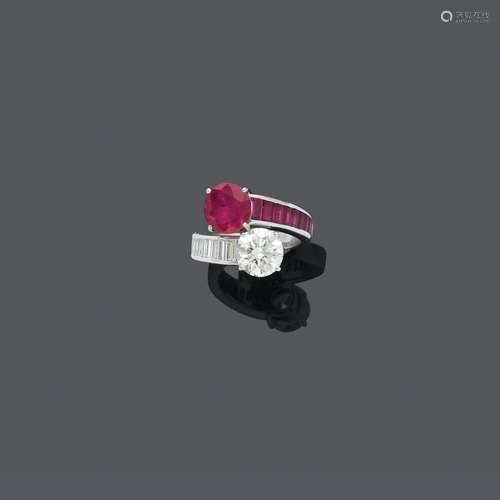 BAGUE EN DIAMANT ET RUBIS DE BIRMANIE. Or blanc 750, 8g. Mod...