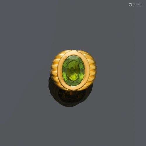 BAGUE EN OR PERIDOT, MAJO FRUITHOF.Or jaune 750, 38g. Attray...