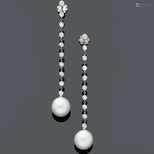 BOUCLES D'OREILLES EN PERLES ET DIAMANTS. Or blanc 750, 10g....