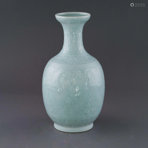 QIANLONG POWDER CELADON GLAZED BOTTLE VASE