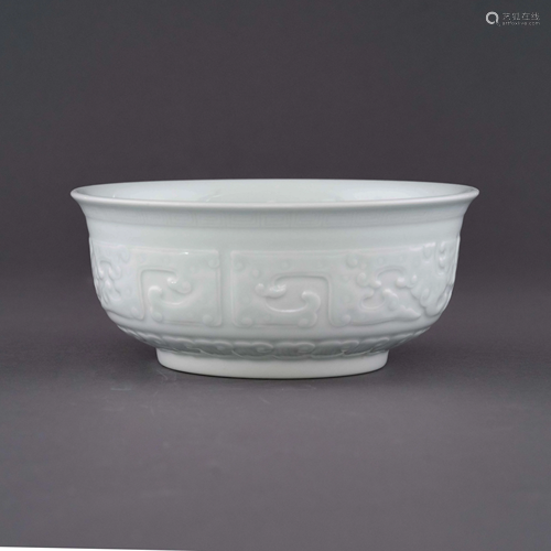 QIANLONG TIANBAI GLAZED SGRAFITTO BOWL