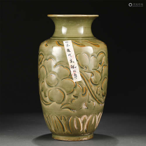 A CHINESE YAOZHOU-TYPE PORCELAIN FLORAL VASE