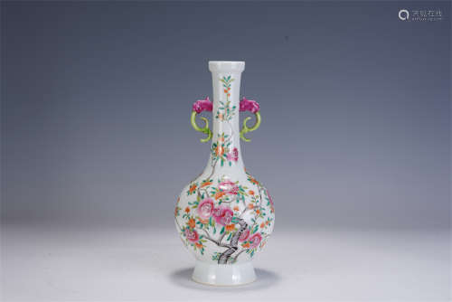 A CHINESE FAMILLE ROSE PORCELAIN VASE WITH DOUBLE HANDLES