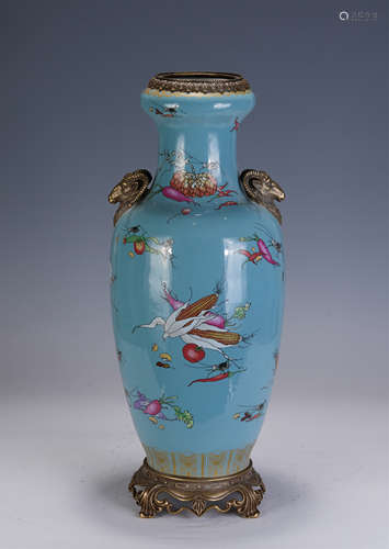 A CHINESE FAMILLE ROSE VEGETABLES&INSECTS PORCELAIN VASE