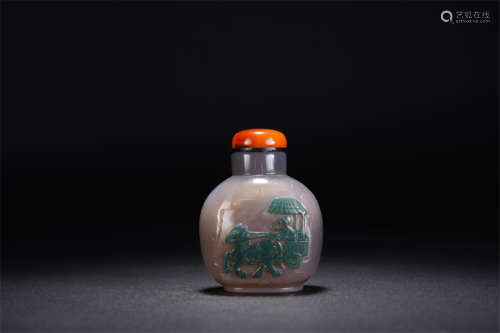 A CHINESE AGATE SNUFF BOTTLE CARVED WITH HORSE & FIGURE