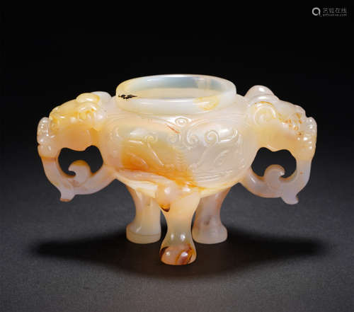 A CHINESE AGATE TRIPOD INCENSE BURNER WITH BEAST HANDLES