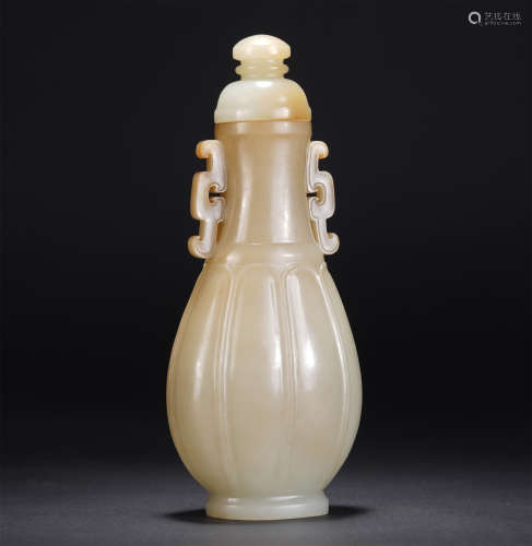 A CHINESE JADE VASE WITH DOUBLE HANDLES