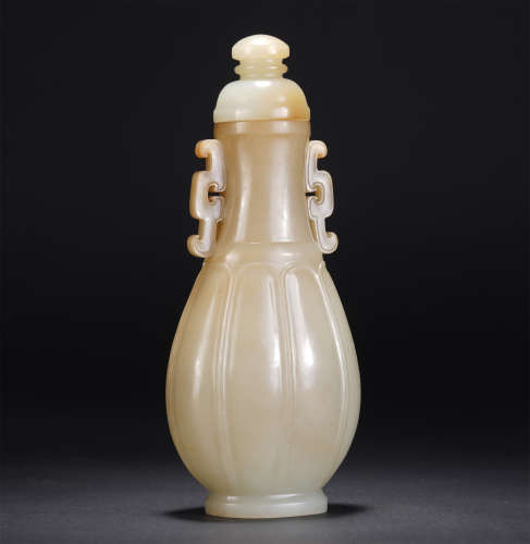 A CHINESE JADE VASE WITH DOUBLE HANDLES