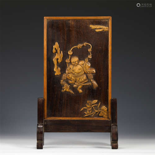 A CHINESE CARVED FIGURAL WOODEN TABLE SCREEN