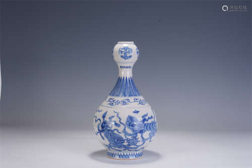 A CHINESE BLUE AND WHITE LIONS AND SILK BALL PORCELAIN VASE