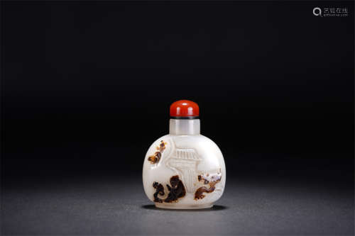 A CHINESE AGATE FIGURAL SNUFF BOTTLE